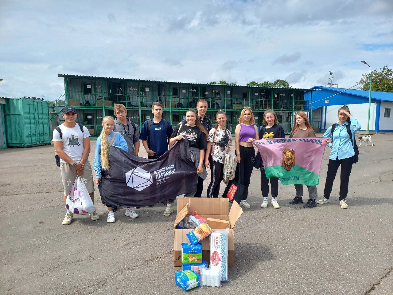 Активисты Молодежной палаты поселения Михайлово-Ярцевское провели акцию «Лапка помощи»