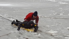 Московские спасатели провели первую тренировку по безопасности на льду