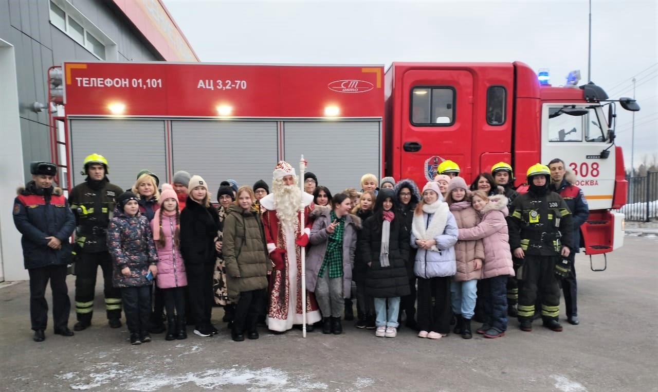 В новой Москве прошла яркая предновогодняя акция «Пожарный Дед Мороз»