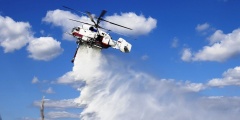 В дыму и пламени встречают пилоты Московского авиацентра День вертолетчика России.