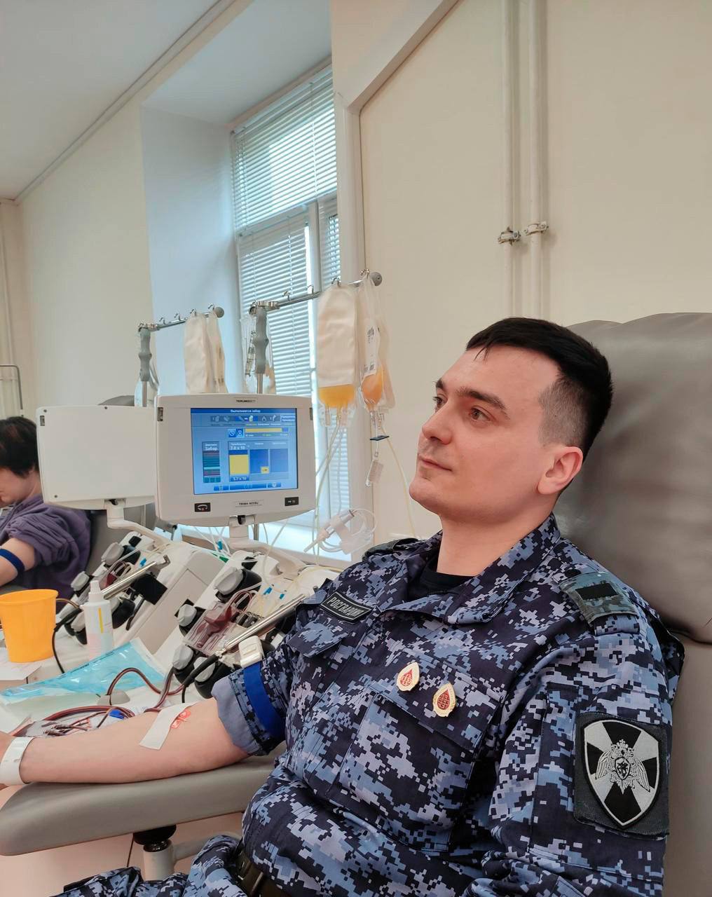 Накануне Национального дня донора столичный росгвардеец сдал кровь 74-ый раз