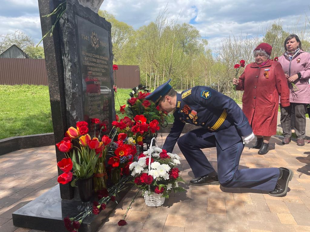 Возложение цветов к памятникам солдатам прошло в Михайлово-Ярцевском