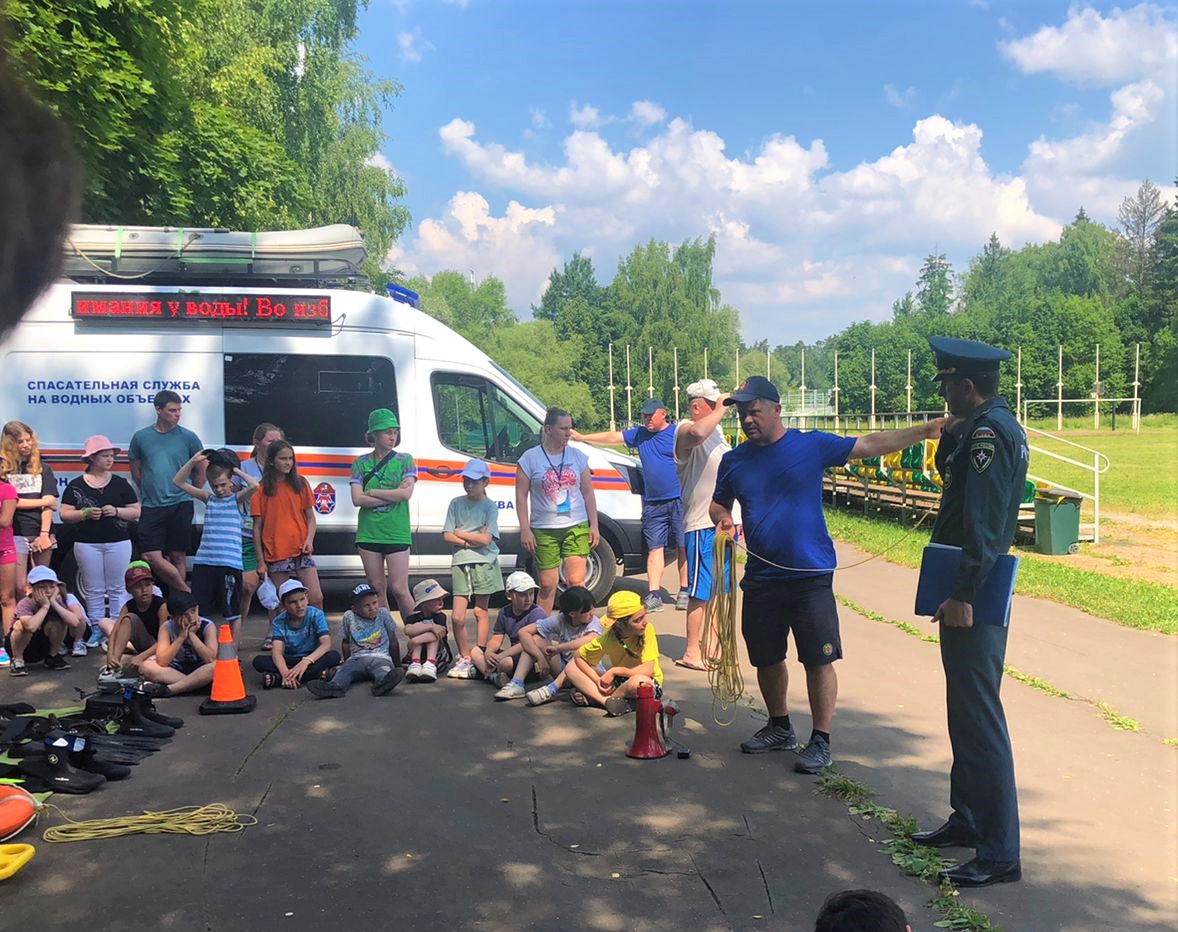 Спасатели и пожарные продолжают активную работу в детских оздоровительных лагерях новой Москвы