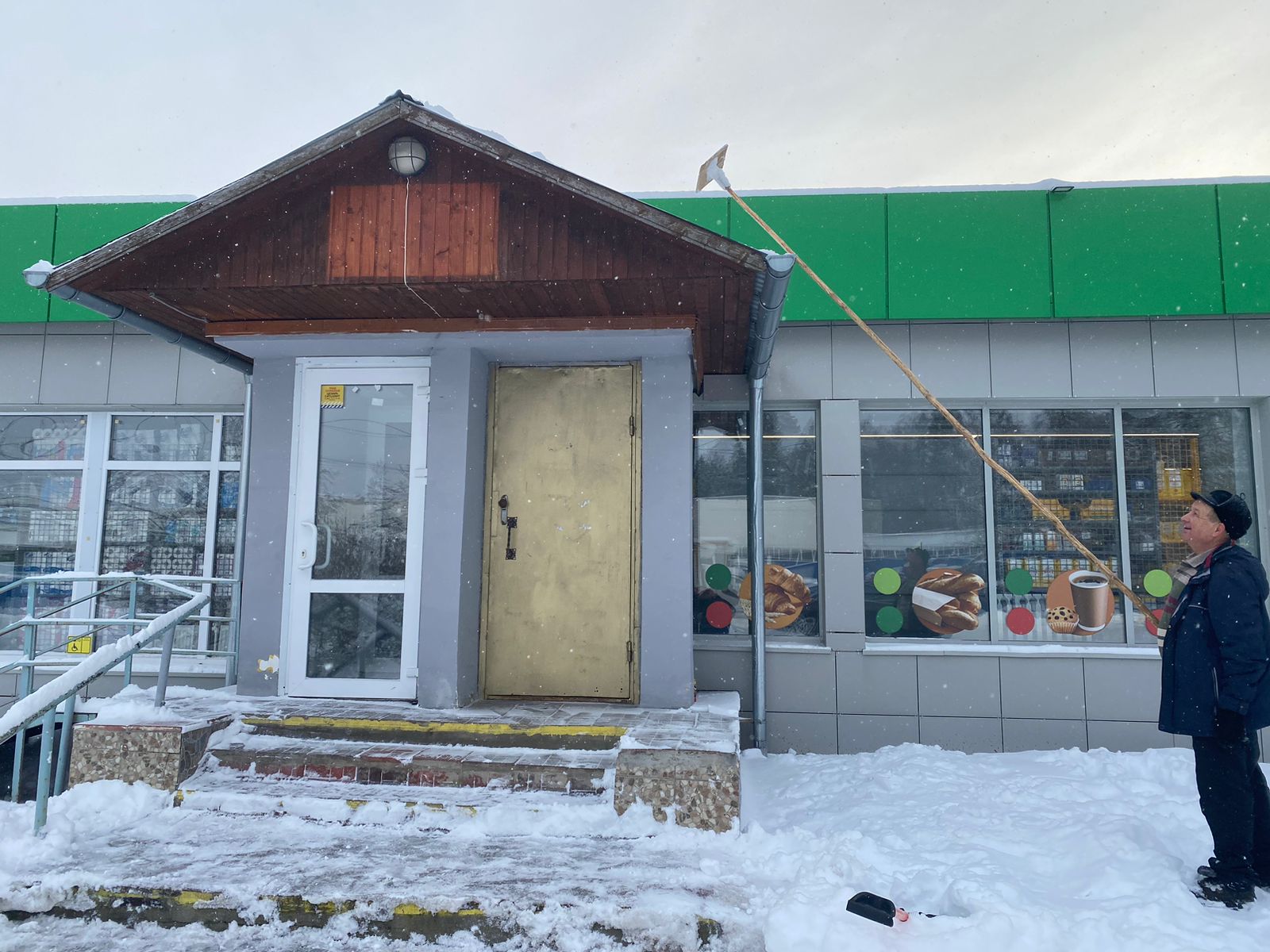 Уборка объектов торговли и услуг от последствий снегопада провели в Михайлово-Ярцевском