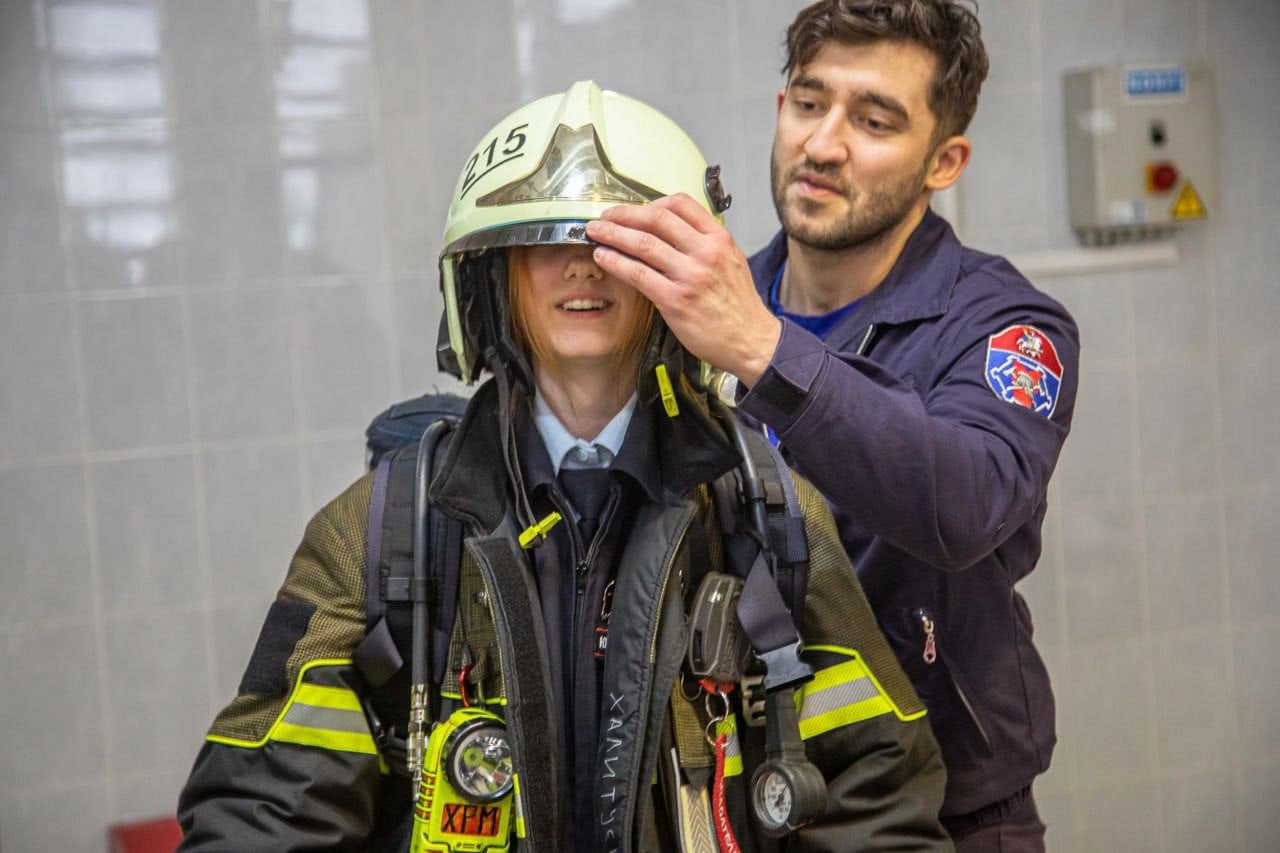 Московские спасатели и пожарные провели экскурсии для школьников в рамках Недели городского хозяйства Москвы
