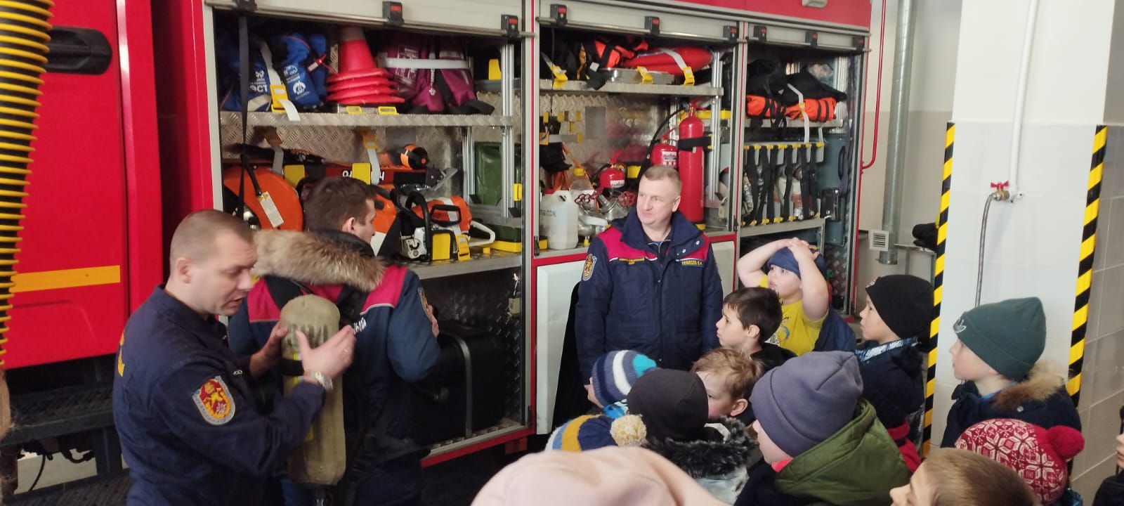 Многодетные семьи побывали в гостях у московских пожарных