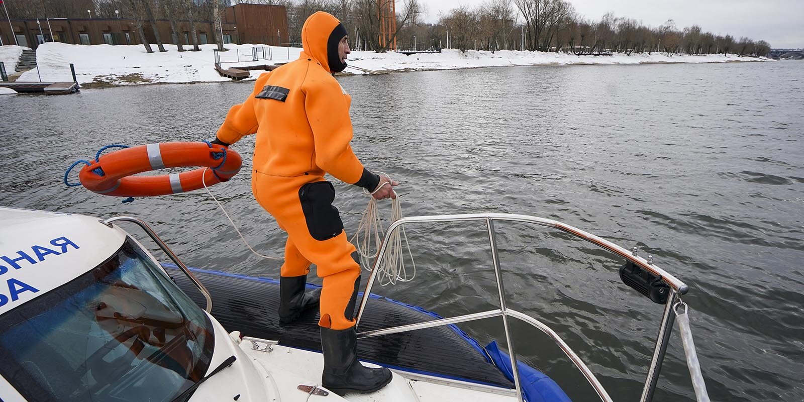 Столичные спасатели напоминают об опасности весеннего льда