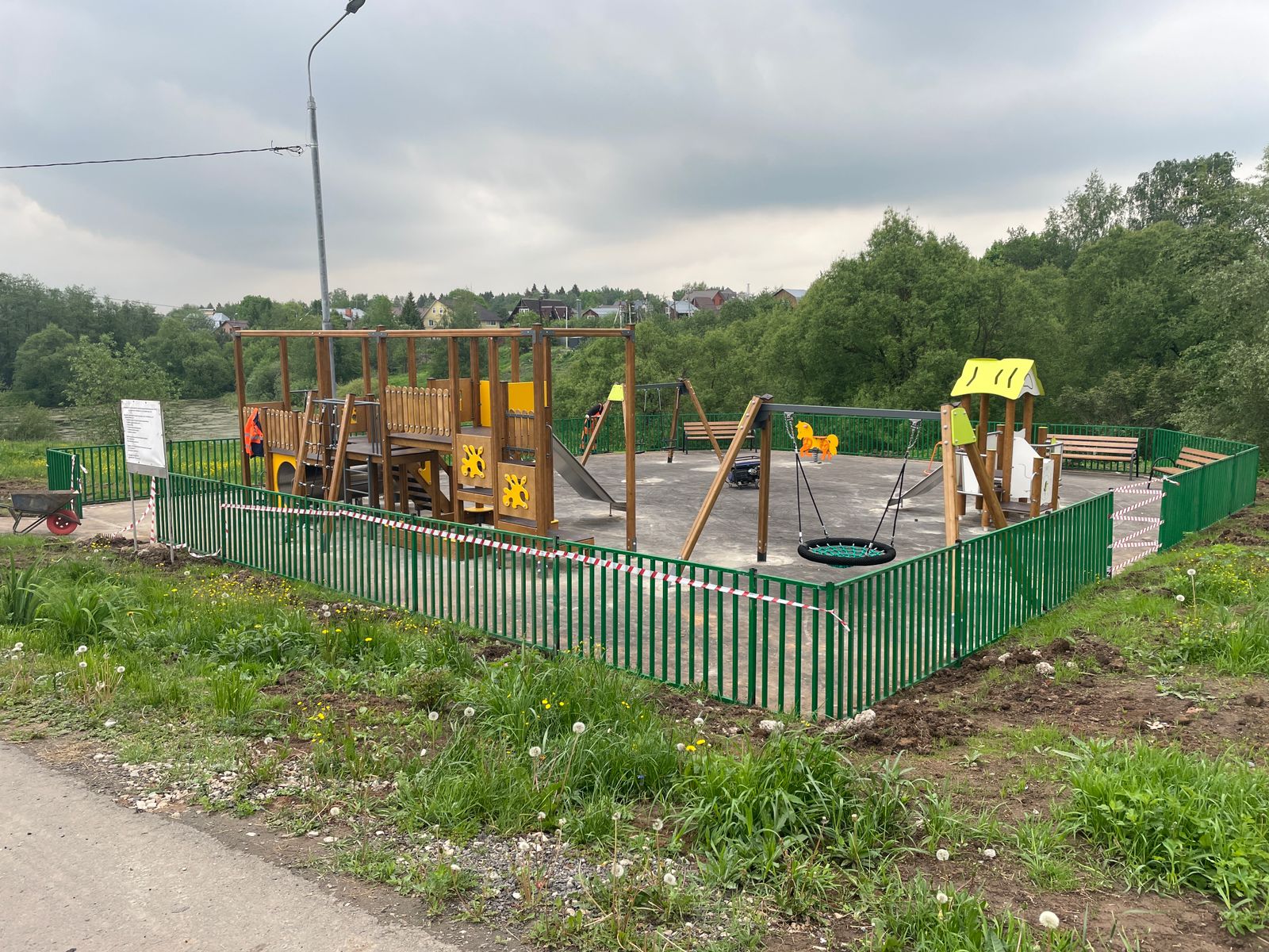 Продолжается реконструкция детских площадок в Михайлово-Ярцевском    