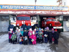 Московские пожарные доставили радость дошколятам
