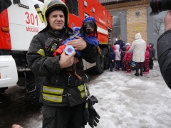 Дошколята и талисман московских спасателей такса Маруся впервые у пожарных Новой Москвы