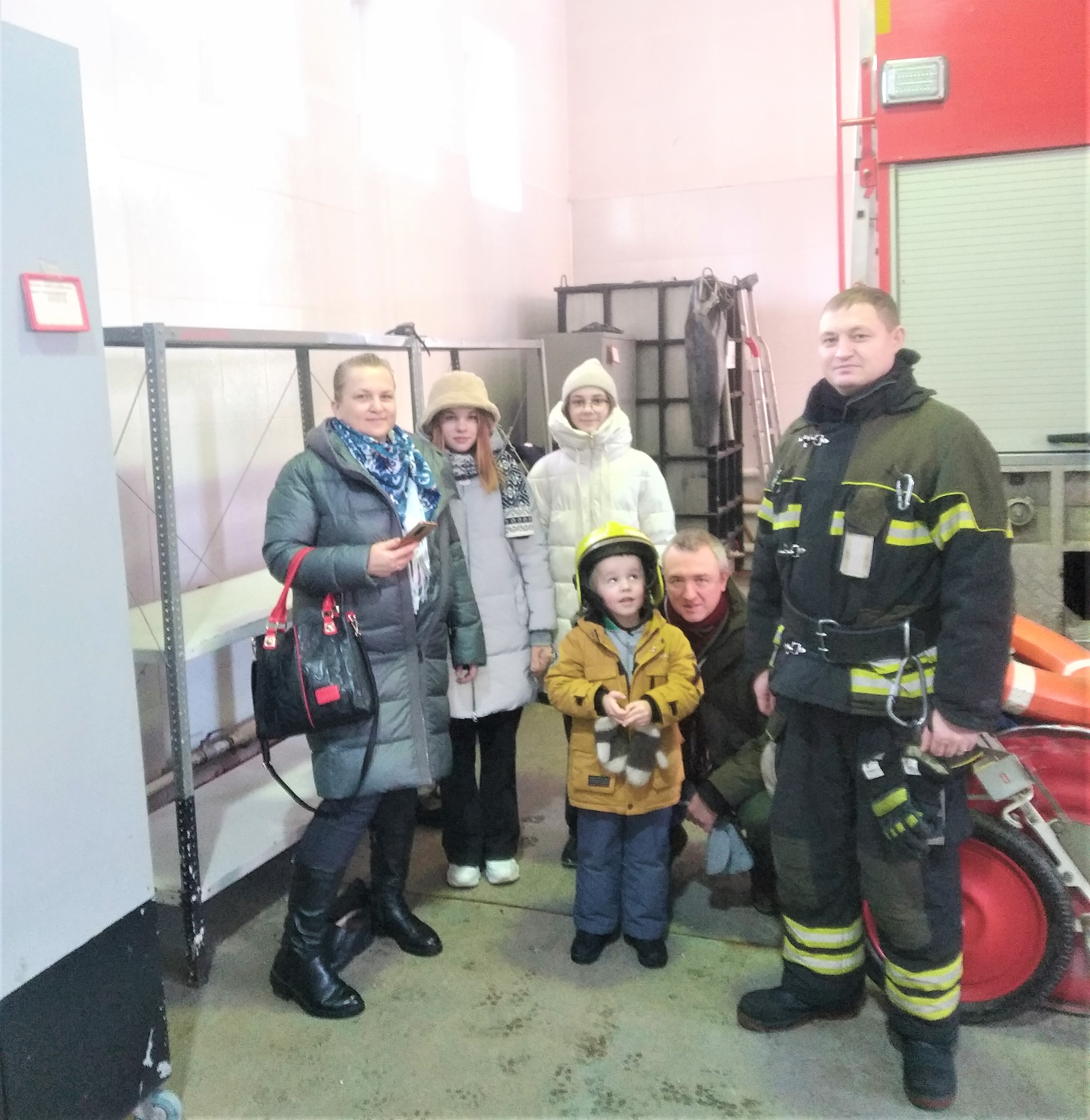 Московские пожарные исполнили заветное желание мальчика