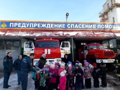 Московские пожарные доставили радость дошколятам