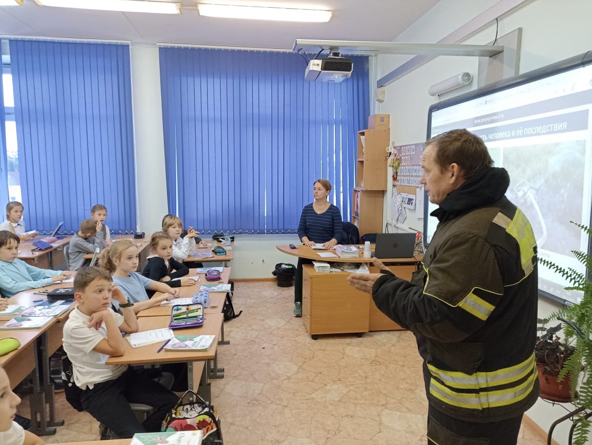 Московские спасатели проводят занятия «Безопасный Новый год!»