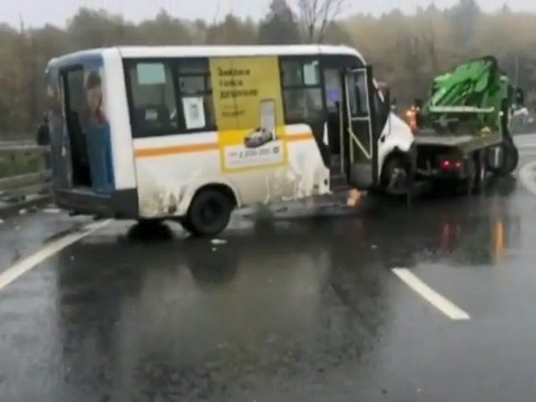 В ТиНАО на Киевском шоссе произошло ДТП с участием микроавтобуса