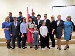 В новой Москве юных героев наградили медалями МЧС за спасение тонущей девочки