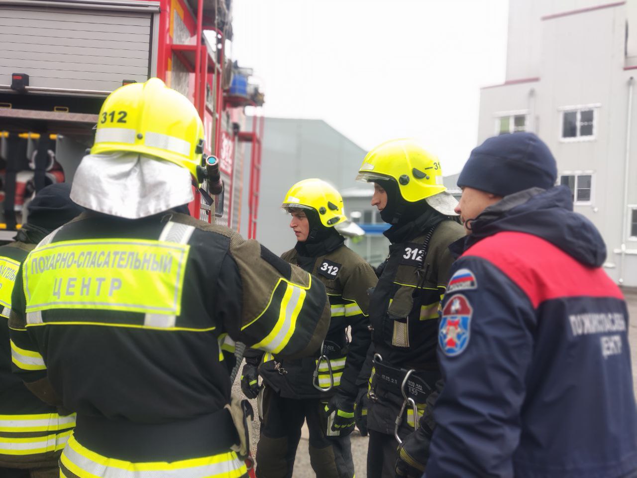 «Наша основная задача — спасение людей»: как тренируются московские пожарные