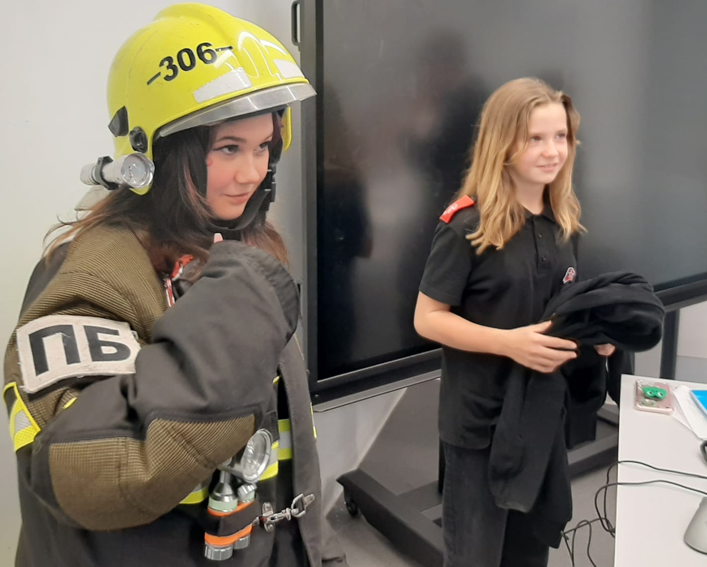 Юные москвичи познакомились с профессиями пожарного и спасателя