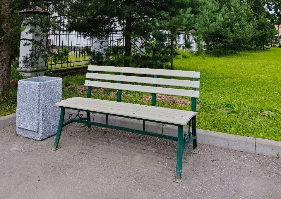 Работы по реставрации скамеек и замене урн завершили в Михайлово-Ярцевском