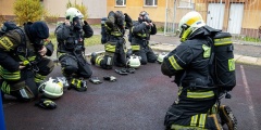 В Пожарно-спасательном центре проходят тренировки по спасению людей из задымленного помещения.