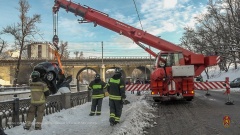 Московские спасатели подняли упавший в Яузу автомобиль