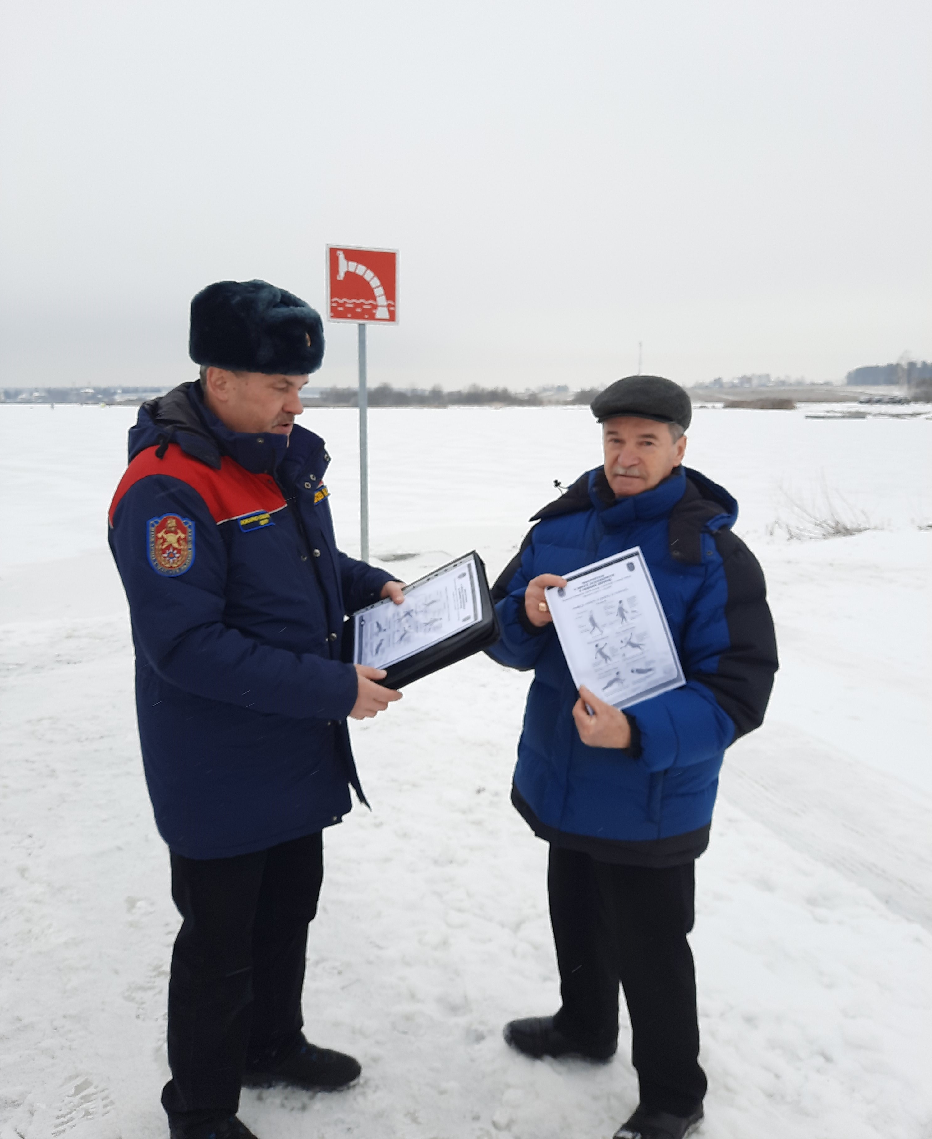 Московские спасатели напоминают об опасности выхода на тонкий лёд