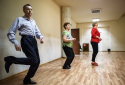Урок танцев организуют для представителей старшего поколения