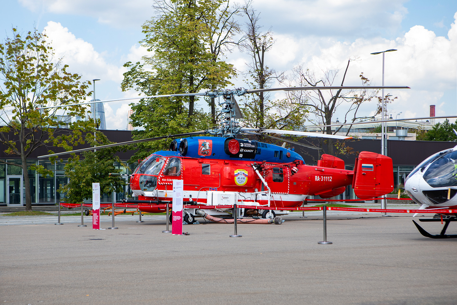 Пожарный вертолет, снегоболотоход и вакуумный погрузчик: какая техника городских служб представлена на Московском урбанфоруме в «Лужниках»