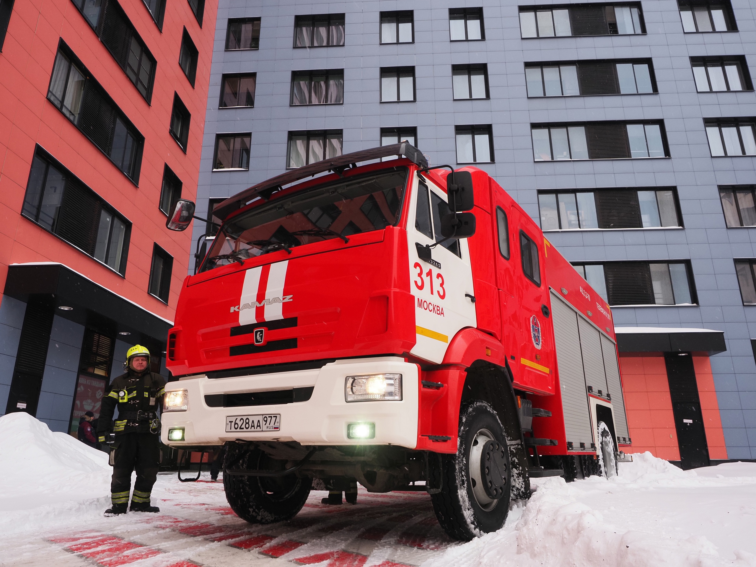 На территории ЖК «Филатов луг» работники пожарно-спасательного отряда № 313 провели тактические учения