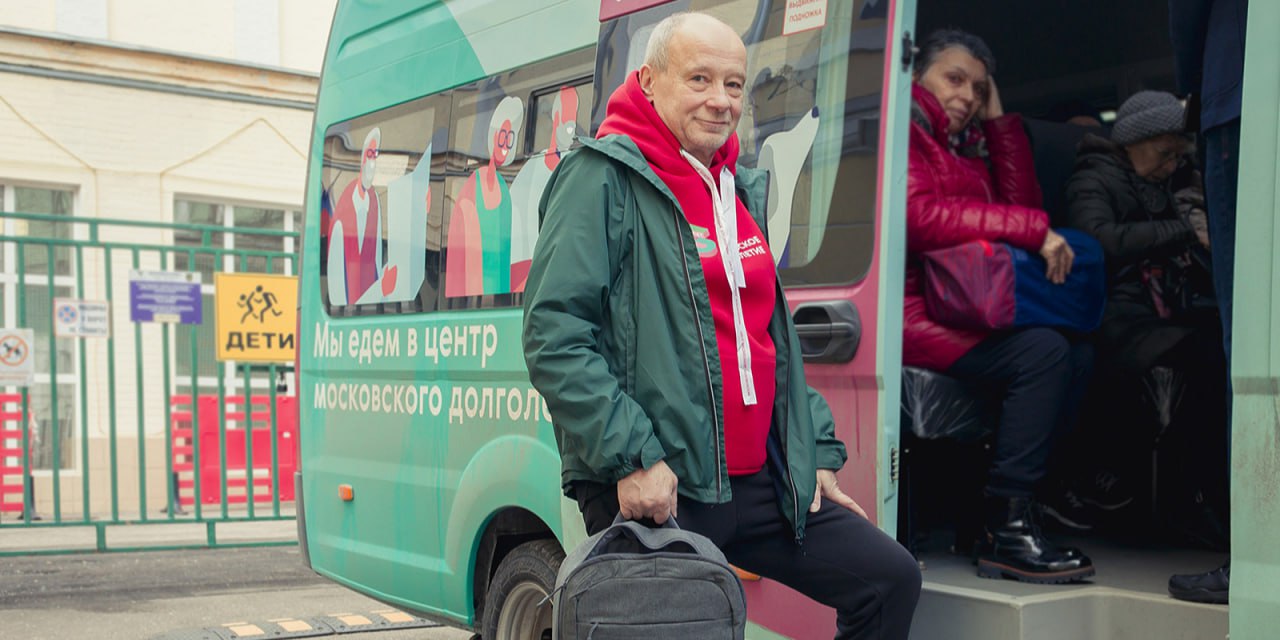 Добрые перевозки: два новых автобуса курсируют по столице в рамках программы «Маршрут к долголетию» 
