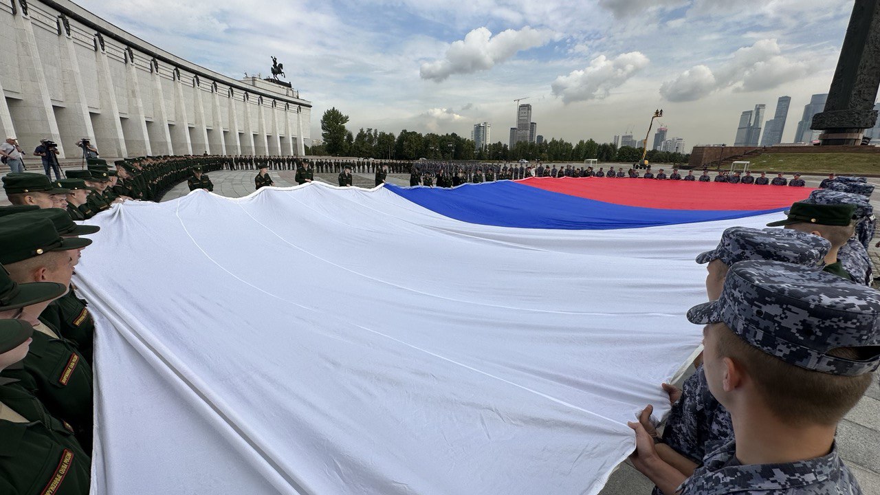 Сотрудники Росгвардии приняли участие в праздновании дня Государственного флага в Москве