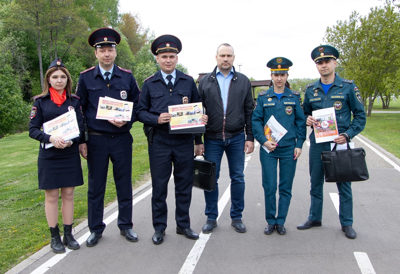Полицейские и сотрудники МЧС Новой Москвы совместно с ОС при Управлении внутренних дел провели профилактический рейд на тему пожарной безопасности