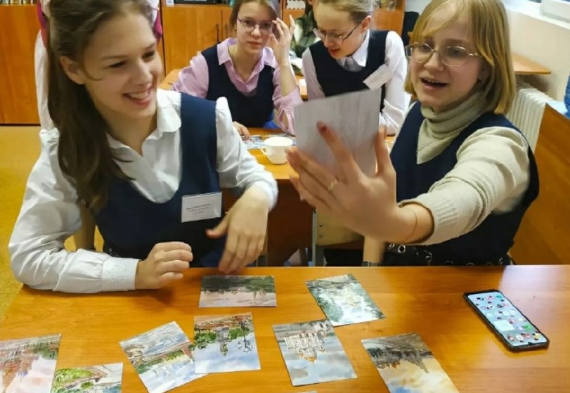 Активисты Молодежного клуба РГО «Плесково» получили нагрудные значки