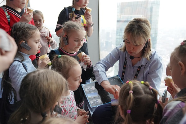 Дети столичных росгвардейцев посетили экскурсии в Москва - сити