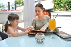 В Москве разъяснили правила посещения общепита для детей и подростков