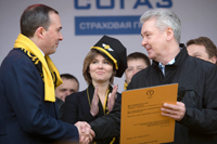 Сергей Собянин вручил 50-тысячное разрешение на работу такси в Москве