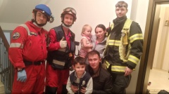 Спасатели Московского авиационного центра помогли запертому в квартире ребёнку.