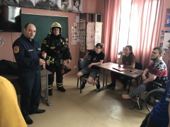 В гостях у Незнайки: Московские пожарные встретились с воспитанниками реабилитационного Центра.