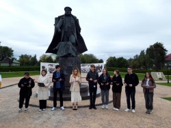 Ученики школы №2075 совершили экскурсию к памятнику Михаила Кутузова
